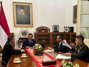 Diumumkan Jadi Seskab, Mayor Teddy Tak Perlu Pensiun dari TNI
