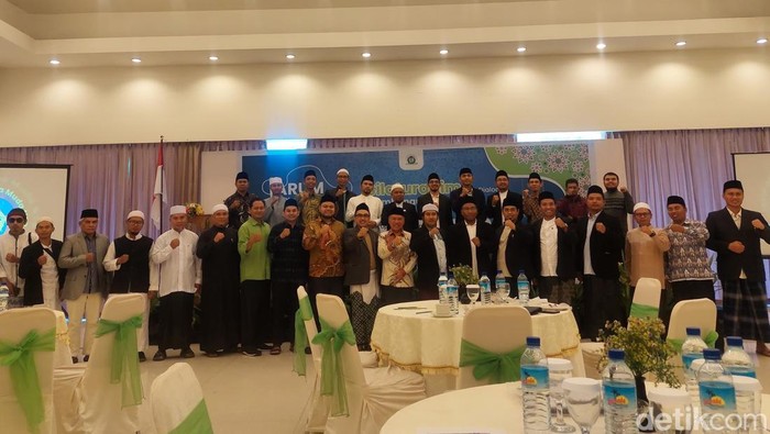 Deklarasi dukungan Jaringan Ulama Muda untuk pasangan Lalu Aria Dharma-Weis Arqurnain di Hotel Grand Legi Mataram, Senin (21/10/2024).