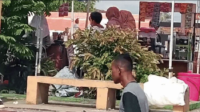 detik-detik sebelum pria bertingkah aneh diciduk petugas gabungan di Sukabumi