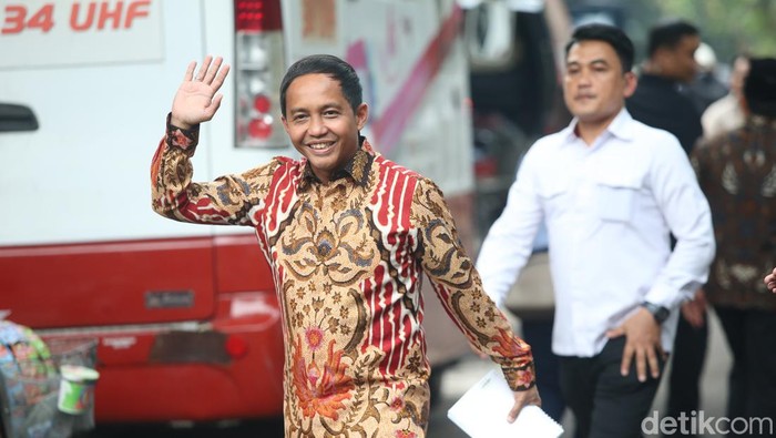 Raja Juli Antoni resmi menjadi Menteri Lingkungan Hidup pada 20 Oktober 2024, di masa pemerintahan Prabowo-Gibran. Berikut profilnya.