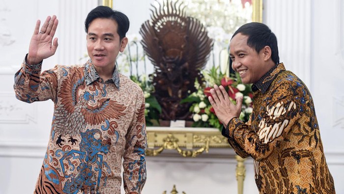 Wapres Gibran Rakabuming Raka (kiri) bersama Raja Juli Antoni memberikan salam usai pengumuman jajaran menteri Kabinet Merah Putih oleh Presiden Prabowo Subianto di Istana Merdeka, Jakarta, Minggu (20/10/2024). Raja Juli Antoni ditunjuk oleh Presiden Prabowo sebagai Menteri Kehutanan.ANTARA FOTO/M Adimaja/wpa.
