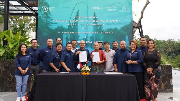 Direktur Utama ITDC Ari Respati dan Direktur PT Paramita Bali Dewata Erwin Tanuwidjaja serta jajaran, seusai penandatanganan kerja sama, Senin (21/10/2024).