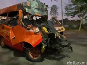Laka Maut Elf Tabrak Truk di Tol Pasuruan-Probolinggo, 5 Orang Tewas