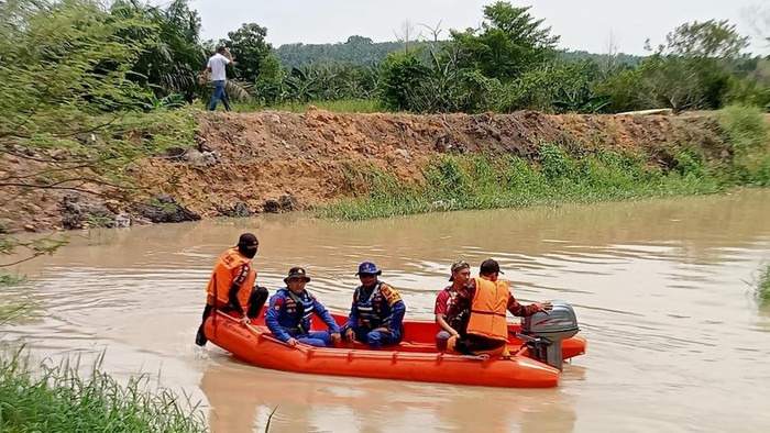 Evakuasi anak penyandang autisme yang tenggelam di sungai Pelalawan, Riau. (Istimewa)