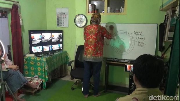 Eyang Blangkon berbagi ilmu teknologi komputer secara gratis via daring