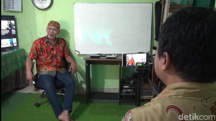 Eyang Blangkon berbagi ilmu teknologi komputer secara gratis via daring