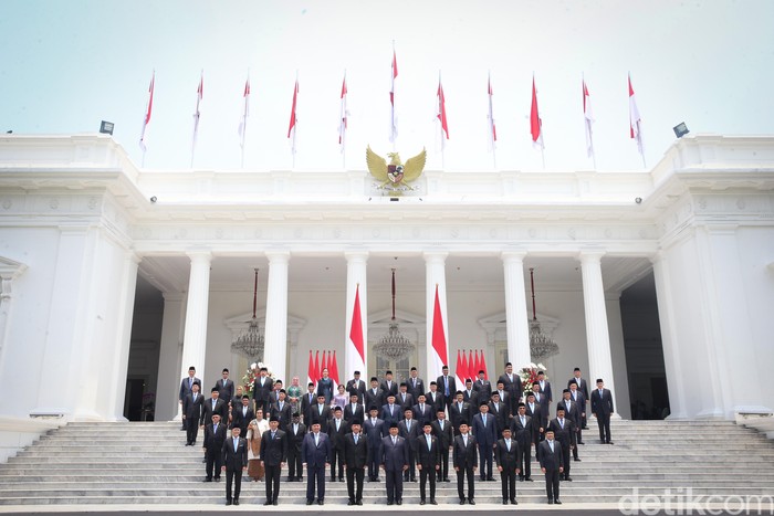 Presiden RI Prabowo Subianto bersama dengan Wakil Presiden RI Gibran Rakabuming Raka berfoto bersama dengan para Menteri Kabinet Merah Putih di Istana Merdeka, Jakarta, Senin (21/10/2024).  Presiden Prabowo melantik 53 menteri dan kepala badan negara setingkat menteri dalam Kabinet Merah Putih periode 2024-2029.
