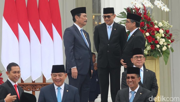 Presiden RI Prabowo Subianto bersama dengan Wakil Presiden RI Gibran Rakabuming Raka berfoto bersama dengan para Menteri Kabinet Merah Putih di Istana Merdeka, Jakarta, Senin (21/10/2024).  Presiden Prabowo melantik 53 menteri dan kepala badan negara setingkat menteri dalam Kabinet Merah Putih periode 2024-2029.