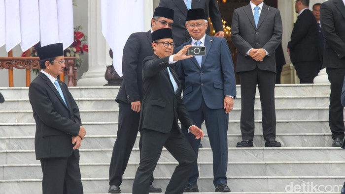 Foto Bersama Kabinet Merah Putih Presiden RI Prabowo Subianto bersama dengan Wakil Presiden RI Gibran Rakabuming Raka berfoto bersama dengan para Menteri Kabinet Merah Putih di Istana Merdeka, Jakarta, Senin (21/10/2024). Presiden Prabowo melantik 53 menteri dan kepala badan negara setingkat menteri dalam Kabinet Merah Putih periode 2024-2029.