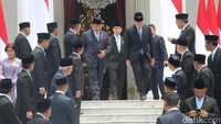 Sebelum foto bersama, Prabowo melantik 48 menteri dan pejabat setingkat menteri di Istana Negara.   