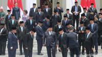 Mereka kompak memakai setelan jas dan dasi berwarna biru.