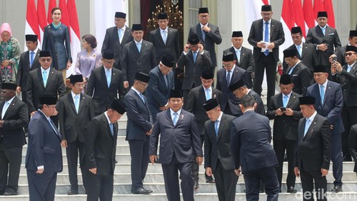 Presiden RI Prabowo Subianto bersama dengan Wakil Presiden RI Gibran Rakabuming Raka berfoto bersama dengan para Menteri Kabinet Merah Putih di Istana Merdeka, Jakarta, Senin (21/10/2024).  Presiden Prabowo melantik 53 menteri dan kepala badan negara setingkat menteri dalam Kabinet Merah Putih periode 2024-2029.