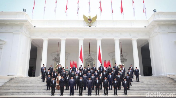 Presiden RI Prabowo Subianto bersama dengan Wakil Presiden RI Gibran Rakabuming Raka berfoto bersama dengan para Menteri Kabinet Merah Putih di Istana Merdeka, Jakarta, Senin (21/10/2024).  Presiden Prabowo melantik 53 menteri dan kepala badan negara setingkat menteri dalam Kabinet Merah Putih periode 2024-2029.