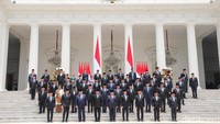 Prabowo dan Gibran berada di tengah di barisan depan didampingi para menko.