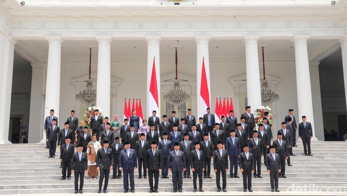 Presiden RI Prabowo Subianto bersama dengan Wakil Presiden RI Gibran Rakabuming Raka berfoto bersama dengan para Menteri Kabinet Merah Putih di Istana Merdeka, Jakarta, Senin (21/10/2024).  Presiden Prabowo melantik 53 menteri dan kepala badan negara setingkat menteri dalam Kabinet Merah Putih periode 2024-2029.