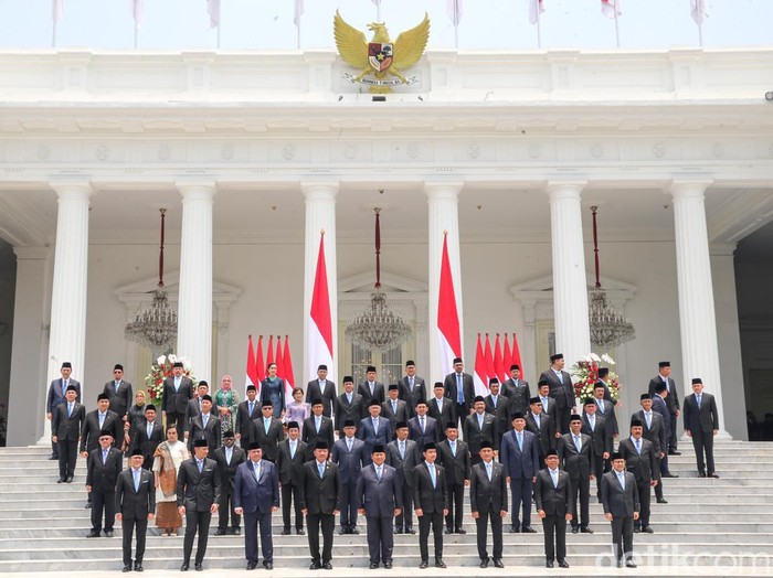 Presiden RI Prabowo Subianto bersama dengan Wakil Presiden RI Gibran Rakabuming Raka berfoto bersama dengan para Menteri Kabinet Merah Putih di Istana Merdeka, Jakarta, Senin (21/10/2024).  Presiden Prabowo melantik 53 menteri dan kepala badan negara setingkat menteri dalam Kabinet Merah Putih periode 2024-2029.