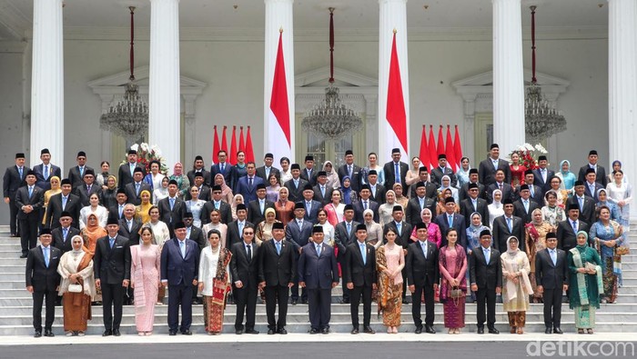 Presiden RI Prabowo Subianto bersama dengan Wakil Presiden RI Gibran Rakabuming Raka berfoto bersama dengan para Menteri Kabinet Merah Putih di Istana Merdeka, Jakarta, Senin (21/10/2024).  Presiden Prabowo melantik 53 menteri dan kepala badan negara setingkat menteri dalam Kabinet Merah Putih periode 2024-2029.