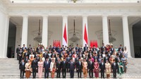 Terlihat dari samping kiri di barisan depan Menko Bidang Pangan Zulkifli Hasan, Menko Bidang Infrastruktur Agus Hari Murti Yudhoyono (AHY), Menko Bidang Perekonomian Airlangga Hartarto, Menko Bidang Politik dan Keamanan Budi Gunawan. Kemudian di samping kanan di barisan depan ada Menko Bidang Hukum, HAM, Imigrasi, dan Pemasyarakatan Yusril Ihza Mahendra, Menko Bidang Pembangunan Manusia dan Kebudayaan Pratikno, dan Menko Bidang Pemberdayaan Masyarakat Muhaimin Iskandar.  