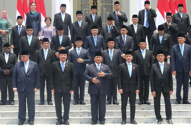 Presiden RI Prabowo Subianto bersama dengan Wakil Presiden RI Gibran Rakabuming Raka berfoto bersama dengan para Menteri Kabinet Merah Putih di Istana Merdeka, Jakarta, Senin (21/10/2024). Presiden Prabowo melantik 53 menteri dan kepala badan negara setingkat menteri dalam Kabinet Merah Putih periode 2024-2029.