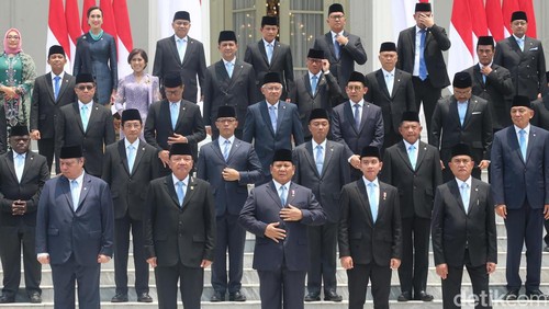 Presiden RI Prabowo Subianto bersama dengan Wakil Presiden RI Gibran Rakabuming Raka berfoto bersama dengan para Menteri Kabinet Merah Putih di Istana Merdeka, Jakarta, Senin (21/10/2024).  Presiden Prabowo melantik 53 menteri dan kepala badan negara setingkat menteri dalam Kabinet Merah Putih periode 2024-2029.