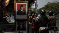 Foto tersebut dijual dengan harga Rp 75.000- Rp100.000 sepasang.