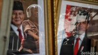 Pascapelantikan, sudah banyak warga yang membeli foto presiden dan wapres terbaru. Biasanya untuk kebutuhan di sekolah, kantor dan instansi. 