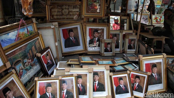 Foto Resmi Presiden dan Wapres Prabowo-Gibran Ramai Dibeli Foto Presiden dan Wakil Presiden Prabowo Subianto - Gibran Rakabuming Raka mulai ramai dibeli. Seperti terlihat di Pasar Baru, Jakarta.