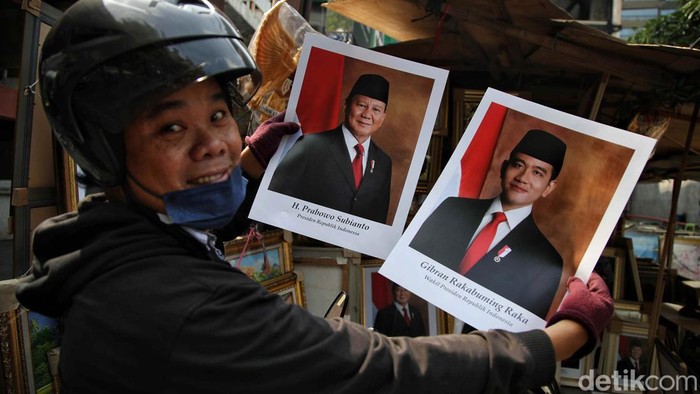 Foto Presiden dan Wakil Presiden Prabowo Subianto - Gibran Rakabuming Raka mulai ramai dibeli. Seperti terlihat di Pasar Baru, Jakarta.
