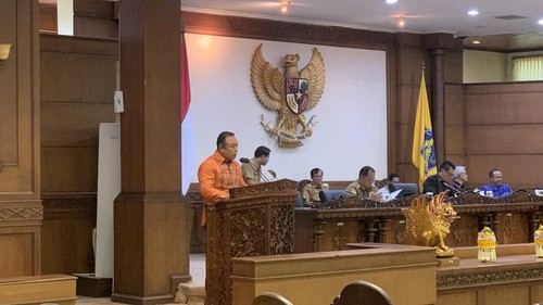 Anggota DPRD Bali dari fraksi Golkar, Agung Bagus Tri Candra Arka saat menyampaikan pandangan umum fraksi di rapat paripurna DPRD Bali, Senin (21/10/2024). (Rizki Setyo Samudero/detikBali)