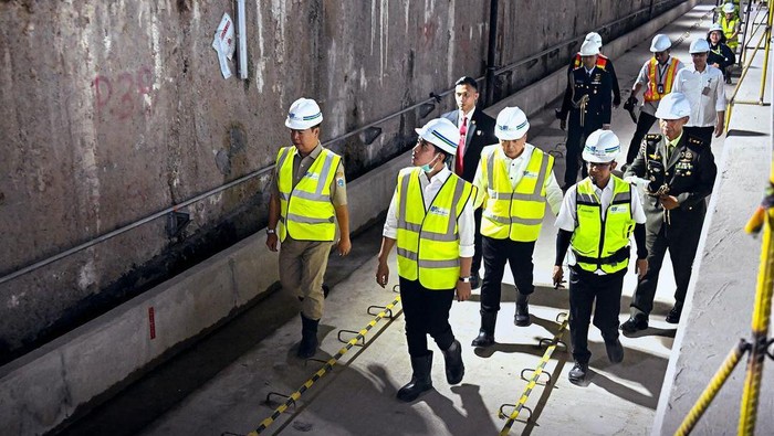Wapres Gibran Rakabuming meninjau proyek MRT fase 2 di sekita Monumen Nasional (Monas), Jakarta Pusat. Gibran meninjau proyek MRT usai menghadiri pelantikan sekretaris cabinet dan wakil menteri Kabinet Merah Putih di Istana Negara, Senin (21/10/2024).
