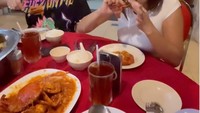 Liburan ke Kuala Lumpur bareng sang istri, keduanya kompak pesan kepiting aneka saus sebagai menu makan malam. Foto: Instagram @giring