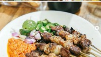Menu kesukaan Giring memang tak jauh dari soto, sate ayam dan tentunya sate kambing.  Foto: Instagram @giring