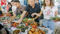 Ke Cirebon, Giring sempat mampir ke salah satu warung makan ternama di sana. Ia tampak sibuk memilih lauk dan sate-satean. Foto: Instagram @giring