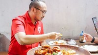 Di sela-sela kesibukannya sebagai politisi, Giring masih sering unggah momen kulinerannya. Seperti makan aneka penyetan dalam cobek besar ini. Foto: Instagram @giring