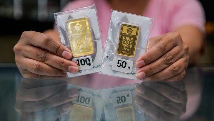 Pekerja menunjukan emas Antam di Toko Emas Buana, Bandung, Jawa Barat, Senin (21/10/2024). Harga emas mencatatkan sejarah di dunia yang menembus level baru sebesar 2.700 dollar AS per troy ons pada 18 Oktober 2024 yang dipicu oleh panasnya perang di Timur Tengah. ANTARA FOTO/Raisan Al Farisi/nym.