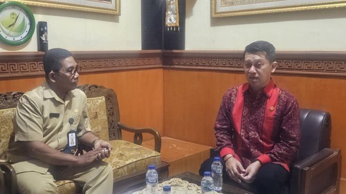 Ketua Komisi IV DPRD Bali I Nyoman Suwirta di SMKN 1 Klungkung, Senin (21/10/2024). (foto : Putu Krista/detikBali).