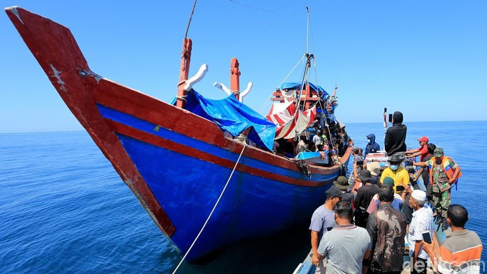 Imigran Rohingya masih di perairan Aceh Selatan Pengungsi etnis Rohingya histeris saat berada di dalam kapal yang mesinnya mati di perairan Desa Padang Bakau, Kecamatan Labuhan Haji, Aceh Selatan, Aceh, Senin (21/10/2024). Sebanyak 151 orang imigran etnis Rohingya yang terdiri dari 59 anak-anak, 79 wanita dan 13 laki-laki dewasa tersebut masih berada di dalam kapal dan terombang-ambing di perairan itu untuk menanti kepastian penanganan dari Pemprov Aceh dan pemerintah pusat. ANTARA FOTO/Syifa Yulinnas/nym.