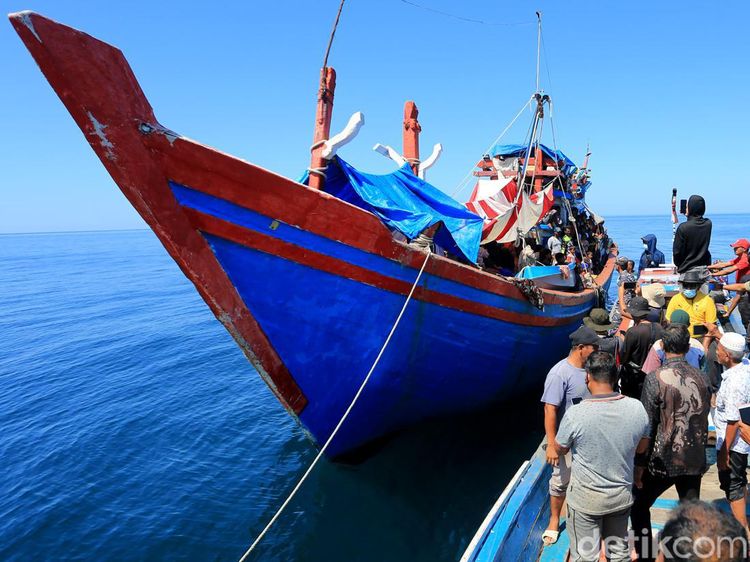 Potret Imigran Rohingya Terombang-ambing di Perairan Aceh Selatan