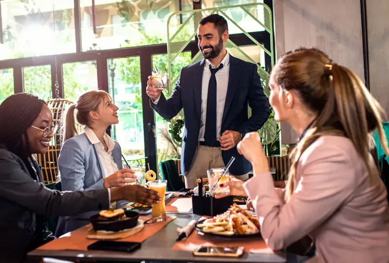 Ilustrasi Alasan Kenapa Gen Z Malas Makan Siang di Kantor