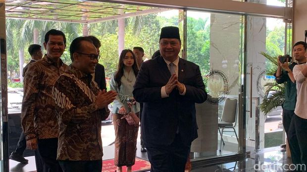 Jadi Menko Perekonomian Lagi, Airlangga Disambut Pegawai
