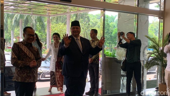 Jadi Menko Perekonomian Lagi, Airlangga Disambut Pegawai