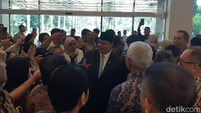 Jadi Menko Perekonomian Lagi, Airlangga Disambut Pegawai