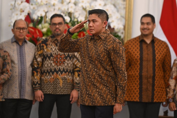 Mayor Teddy Indra Wijaya (kedua kanan) memberikan hormat kepada Presiden Prabowo Subianto saat pengumuman jajaran menteri Kabinet Merah Putih di Istana Merdeka, Jakarta, Minggu (20/10/2024). Mayor Teddy Indra Wijaya diangkat sebagai Sekretaris Kabinet menggantikan Pramono Anung. ANTARA FOTO/Hafidz Mubarak A