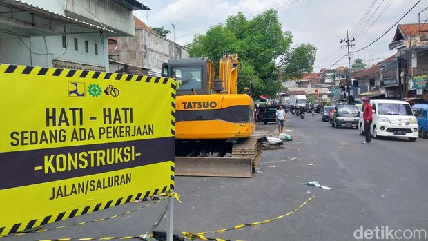 Jalan Muharto Kota Malang ambles