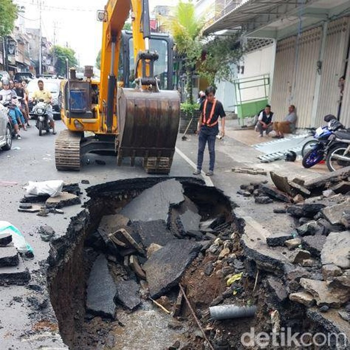 Jalan Muharto Kota Malang ambles