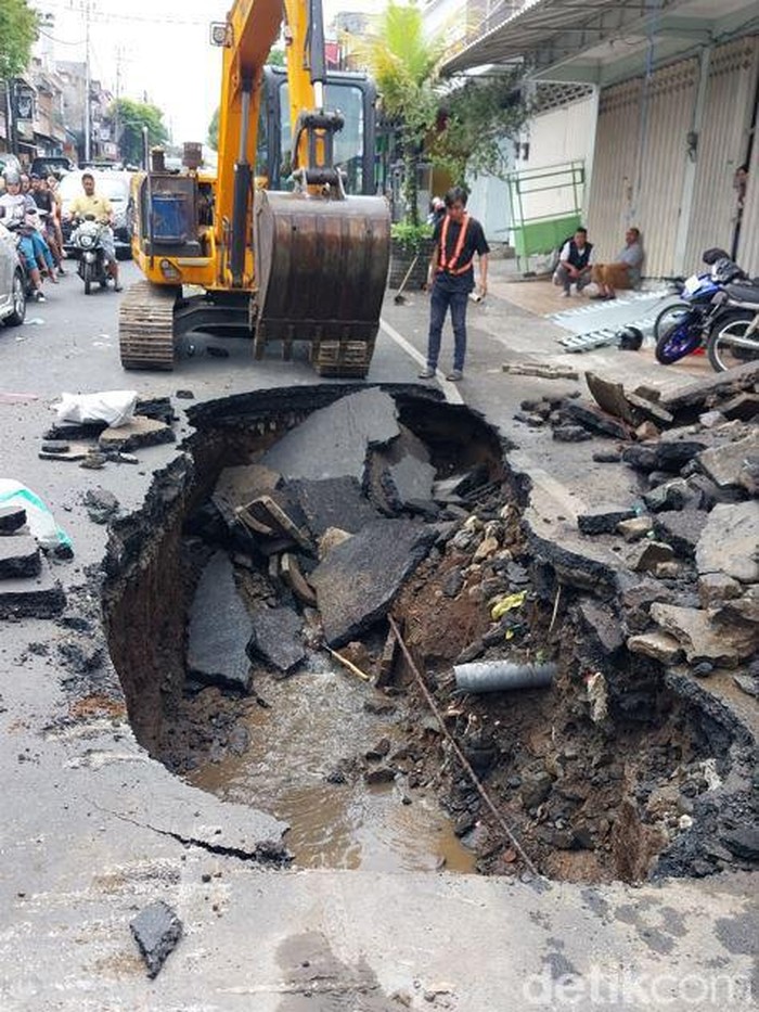 Jalan Muharto Kota Malang ambles