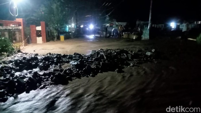 Jalan Trans Sulawesi di Bone Bolango, Gorontalo, tertutup material banjir.