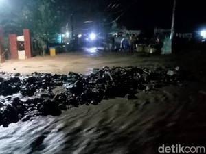 Jalan Trans Sulawesi di Bone Bolango Tertutup Material Banjir, Lalin Lumpuh