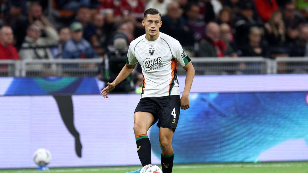 Kapten Venezia, Jay Idzes. (Foto: DeFodi Images via Getty Images/DeFodi Images)