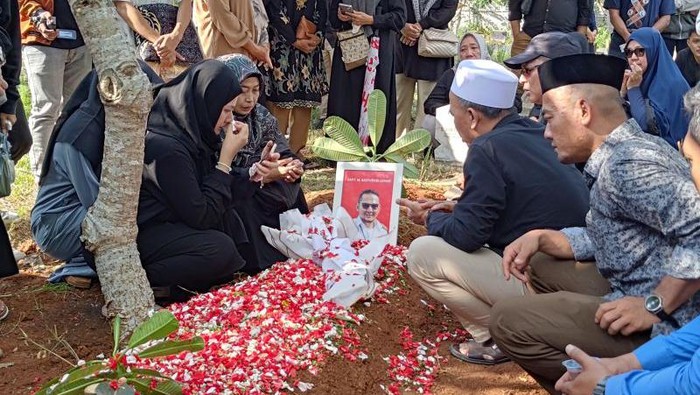 Jenazah pilot pesawat SAM Air yang kecelakaan di Gorontalo, Kapten Muhammad Saefurubi A, dimakamkan di Tangerang, Banten. Almarhum dikenal aktif bersosial. (Azmi SM/Antara)